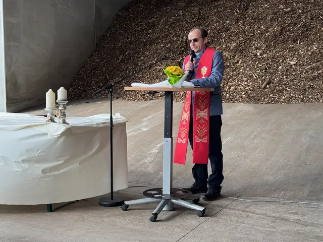 Priester Ioan Ioja segnete das neue Biomasse-Heizwerk in Voitsberg. | Foto: MeinBezirk/Harald Almer