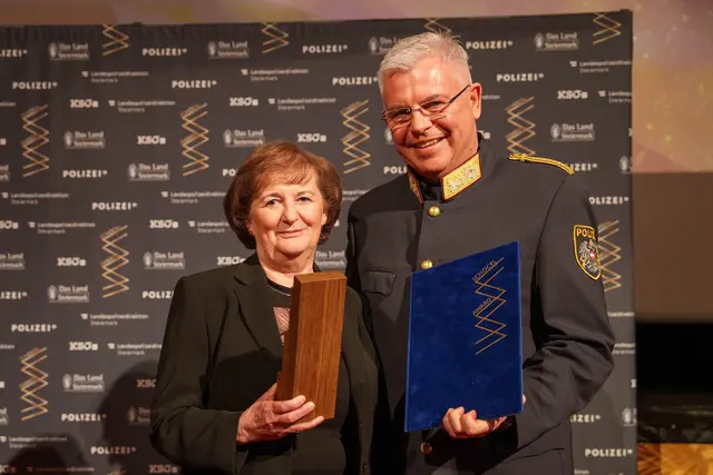 Alexander Gaisch überreichte den Preis an die "gute Seele der Polizei, Rosa Harrer. | Foto: LPD Stmk/Huber