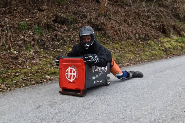 Andreas Zangerl von den Jungbauern Pfaffenhofen als Testpilot auf der Strecke.