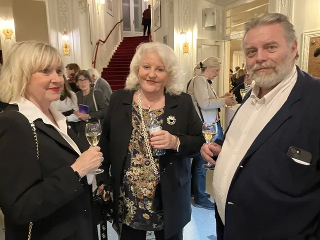 Lizzy Engstler (l.), Marika Lichter und Begleitung | Foto: Stockmann