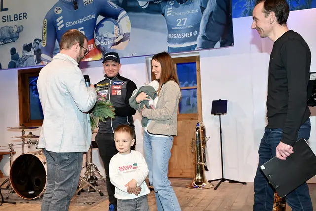 Bürgermeister Marco Mösl avancierte zum Blumenkavalier für Ehefrau Elena - und Söhnchen Luis weiß bereits, wie man für die Fotografen posiert .... | Foto: Hassl