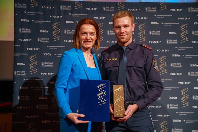 LR Simone Schmiedtbauer ehrte den "Newcomer" Tobias Köck. | Foto: LPD Stmk/Huber