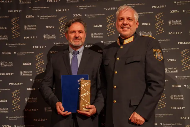 Landespolizei-Vize Joachim Huber zeichnete René Kornberger aus. | Foto: LPD Stmk/Huber