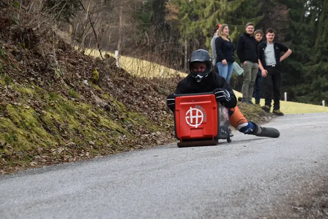 Andreas Zangerl von den Jungbauern Pfaffenhofen als Testpilot auf der Strecke.