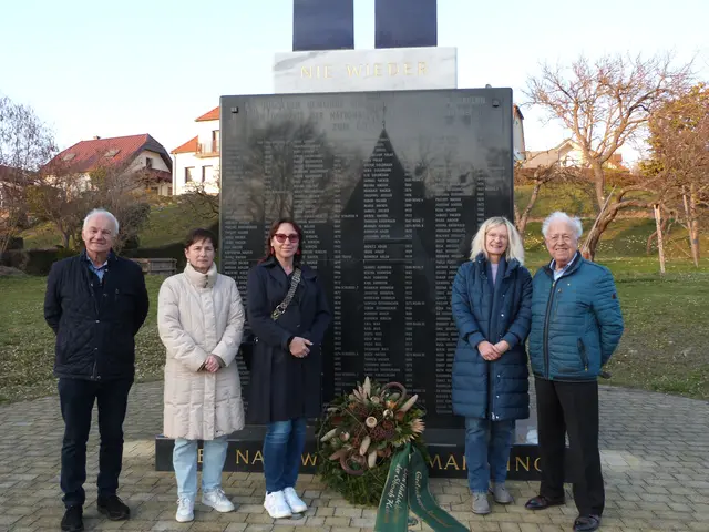 "Nie wieder", ist groß am Denkmal zu lesen. Eine Aussage, die mit guter Zusammenarbeit und einem würdigen Umgang miteinander auch eingehalten werden kann.  | Foto: Vanessa Wittmann