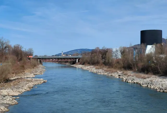 Rechts Heizkraftwerk Nord, Autobahnbrücke und Kirche von Bergheim  | Foto: H.Bachinger