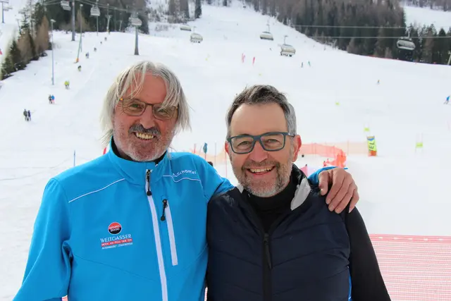 Direktor Markus Gattinger (re.) mit Josef "Joe" Hessenberger. Er war der erste Schüler der Mittelschule, der es bis in den Weltcup schaffte. | Foto: MeinBezirk/Staudinger