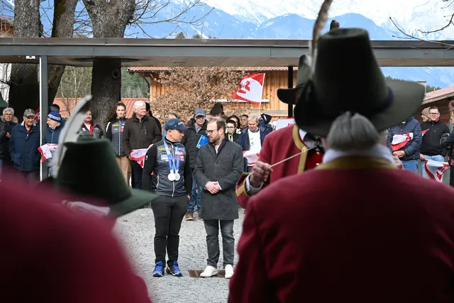 Zu den Klängen der Musikkapelle Natters gab es einen kleinen Small-Talk. | Foto: Hassl