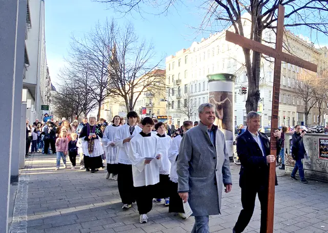 Bezirksvorsteher Erich Hohenberger und KO Ernst Tauschmann beim 18. Landstraßer Kreuzweg. | Foto: CulturaLatina