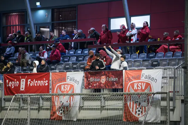 Die nach Wels mitgereisten KSV-Fans erlebten eine bittere Niederlage der Falken. | Foto: GEPA pictures/Christian Moser