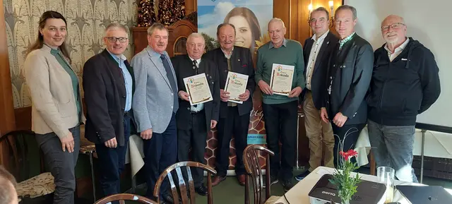 Bauernkammer Obmannstellv. Ing. Christa Hintersteiner, Bauernbundobmann Gemeinderat Ing. Gerhard Zulehner, Imkervereinsobmann IM Hermann Höhlmüller, Johann Fußthaler, Willi Fuchssteiner, Leopold Hörhan, Vize-Bürgermeister Erik Hofreiter, Obm-Stellv.WL IM Harald Fuchssteiner, Imkerverbandspräsident WL IM Ing. Josef Niklas | Foto: Imkerverein Purgstall-Oberndorf