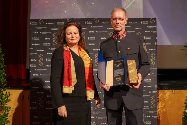 Zwei mit Leidenschaft für den Verkehr: Landesrätin Claudia Holzer und Award-Gewinner Edmund Lienhart. | Foto: LPD Stmk/Huber