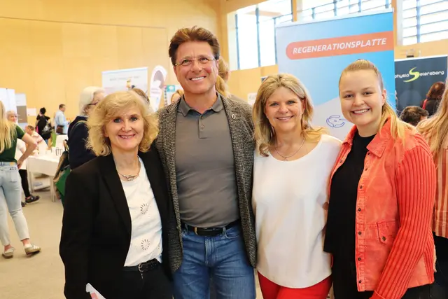 Gabriela Immerl, Werner Baumann sowie Sabine und Miriam Schmigelski beim Rundgang durch die Gesundheitsmesse in Seiersberg-Pirka. | Foto: Edith Ertl