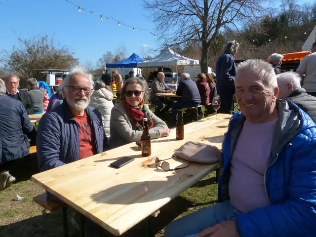 Im Sonnenschein genossen die Besucherinnen und Besucher das Beisammensein.  | Foto: Vanessa Wittmann