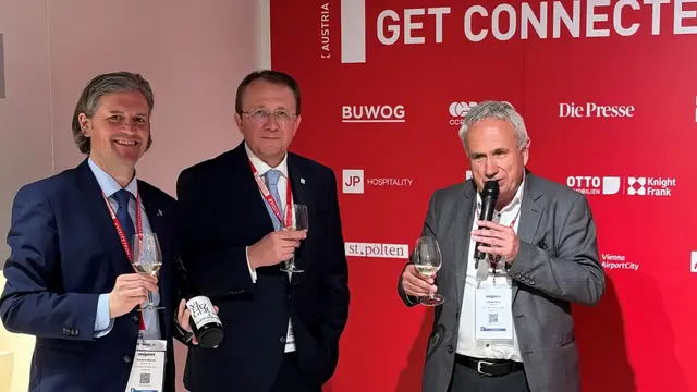 Ganz im Zeichen des 40 Jahr Jubiläums wurde bei der MIPIM in Cannes am Austria-Stand der Landeshauptstadtwein „Vierzger“ der weltbekannten Winzer Krems präsentiert. V.l.n.r.: Dominik Mesner, Obmann der Plattform St. Pölten, Bürgermeister Matthias Stadler und Ludwig Holzer, Geschäftsführer der Winzer Krems. (Foto: Zvfg.)
