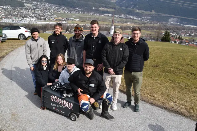 Die Jungbauern Pfaffenhofen freuen sich neben mutigen Rennfahrerinnen und Rennfahrern auch auf zahlreiche Zuschauer. Nach der Preisverleihung lädt eine Aftershowparty am Fuße des Hörtenbergs zum gemeinsamen Feiern ein. Weitere Infos gibt es auf den Social-Media-Kanälen der Jungbauern Pfaffenhofen.