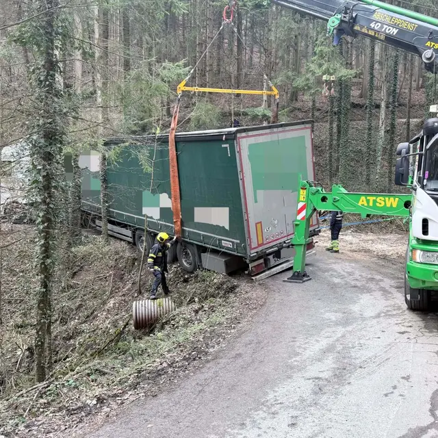 Ein Bergeunternehmen musste das Fahrzeug aus dem Schlamassel befreien. | Foto: FF Stallhofen