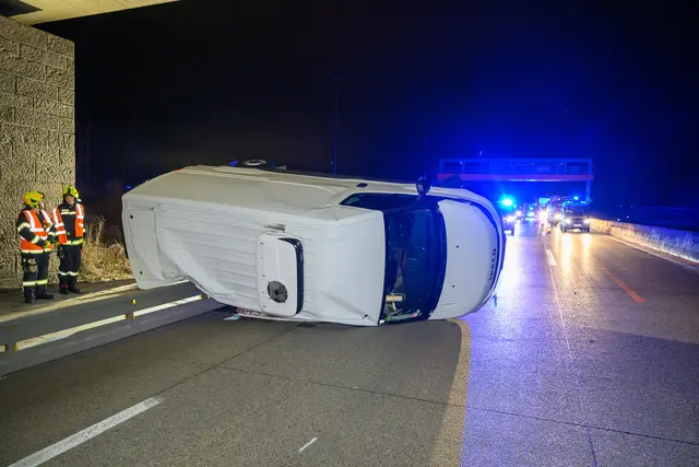 Kleintransporter auf der A1 bei Asten gekippt – zwei Personen leicht verletzt, Feuerwehr im Einsatz. | Foto: FOTOKERSCHI / WERNER KERSCHBAUMMAYR & FW ASTEN