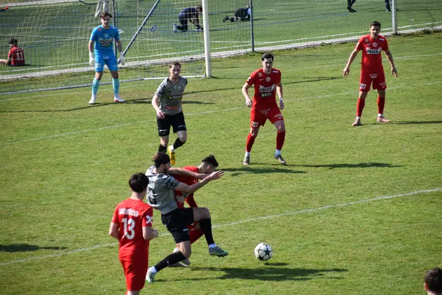 Die Spieler beider Mannschaften kämpften um jeden Ball. | Foto: MeinBezirk/Michael Strini