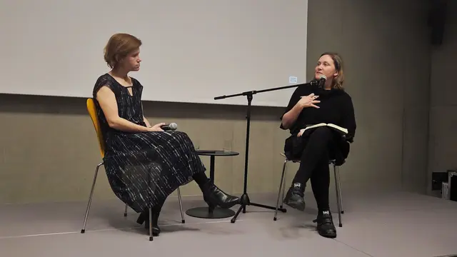 (v.l.) Autorin und Journalistin Ingrid Brodnig im Gespräch mit Prof. Dr. Maria Schreiber.