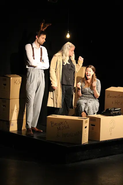 Der falsche Hase und Ermittlerin Lucia Fux beim Verhör