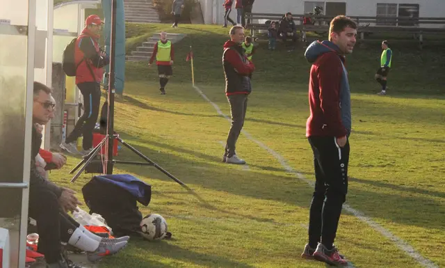 Beide Trainer - Thomas Klenner von der Gastmannschaft und Mark Koller - Kemeten, puschten ihre Mannschaften zum Erfolg.  | Foto: Peter Seper