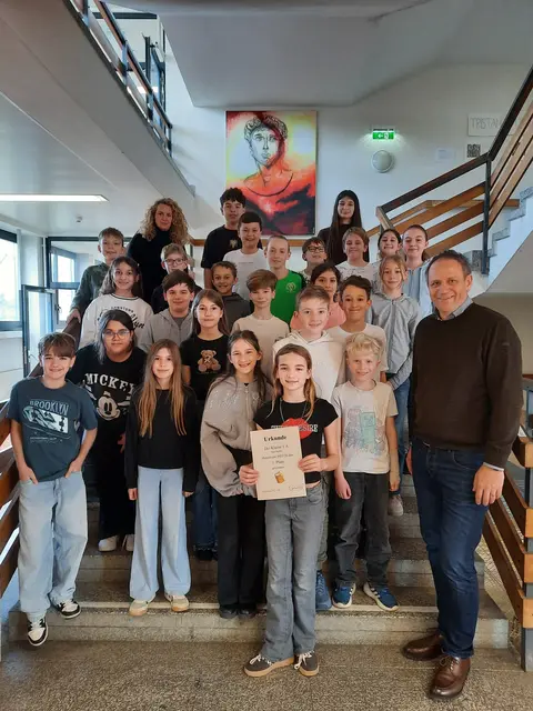Die 1A mit Direktor Mag. Ruhs und Deutschlehrerin Mag.a Kuntner.