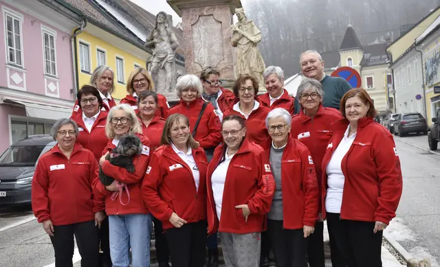 Freiwillige des Besuchsdienst-Teams vom Roten Kreuz Völkermarkt mit Koordinatorin Ingrid Weiß (vorne, 3. von links). Die Gruppe der Ehrenamtlichen pflegt einen guten Kontakt untereinander und trifft sich regelmäßig zum Austausch. | Foto: MeinBezirk.at/Petra Lammer