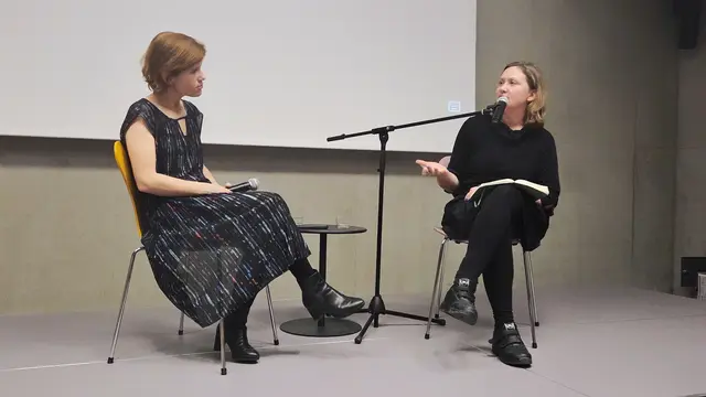 (v.l.) Autorin und Journalistin Ingrid Brodnig im Gespräch mit Prof. Dr. Maria Schreiber.
