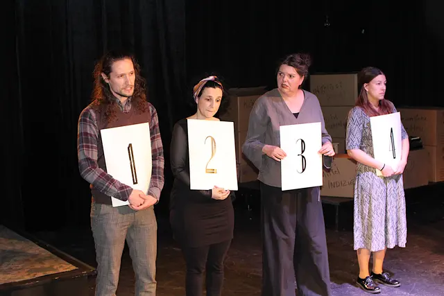 Die Verdächtigen präsentieren sich dem Publikum.