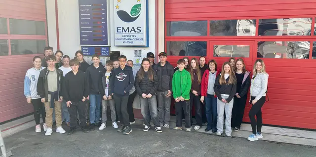 Die Lehrerinnen Elke Kottnig und Marlene Baumgartner mit den Schülerinnen und Schülern der MS MINT St. Marein am EMAS-zertfizierten Hof von Franz Dorner. | Foto: Privat 