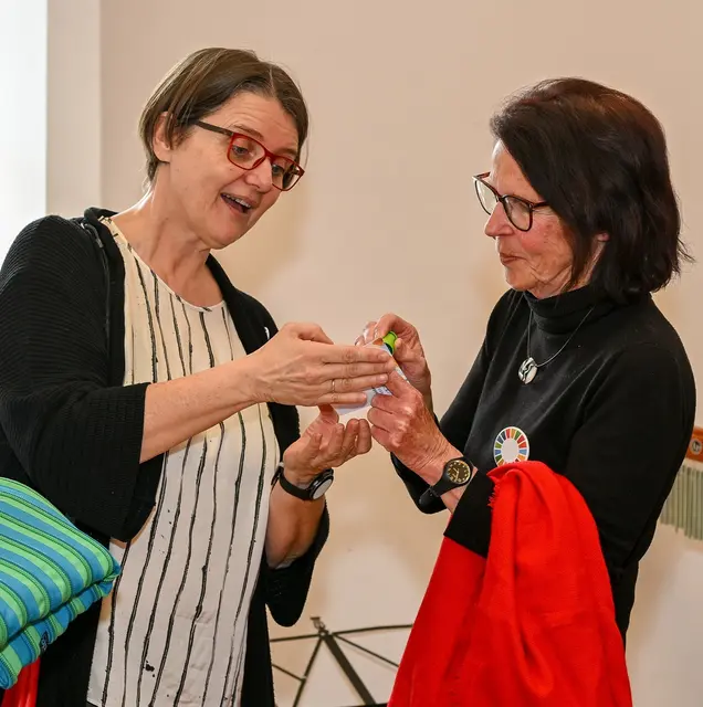 Organisatorin Ulrike Lettner gab Vizebürgermeisterin Regina Penninger einen Stempel in ihren Kleidertauschpass. | Foto: Rainer Weiß