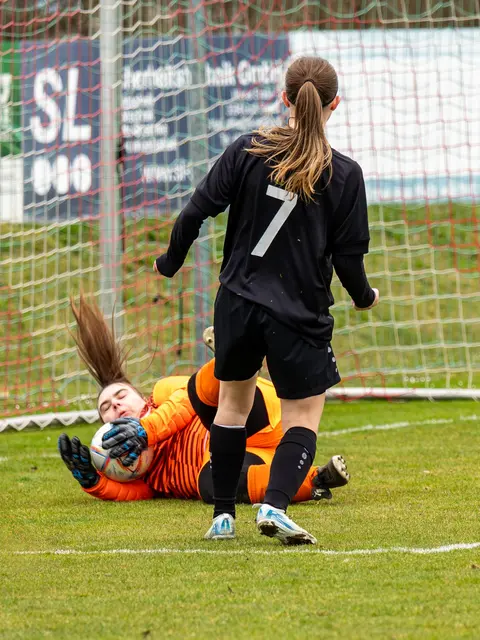 Julia Mrskos bei einer ihrer tollen Paraden – sie hielt ihr Team mit starken Aktionen lange im Spiel. | Foto: Stefan Pfaller