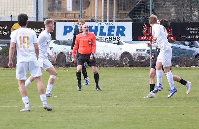 Nach dem im Herbst abgebrochenen Spiel (Rettungseinsatz, kein Flutlicht am Hauptplatz), stand am Samstag SR Martin Bär abermals im Mittelpunkt so mancher Entscheidungen. | Foto: SV Niederndorf
