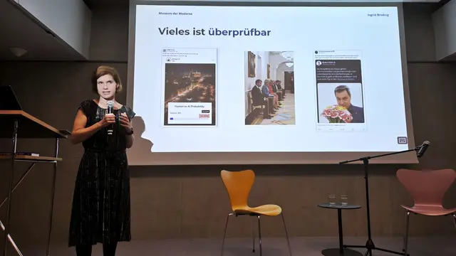 Ingrid Brodnig während ihres spannenden Impulsvortrages zu digitaler Bildmanipulation.