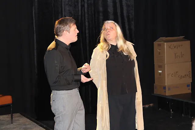 Erste Verdächtige werden einvernommen. 