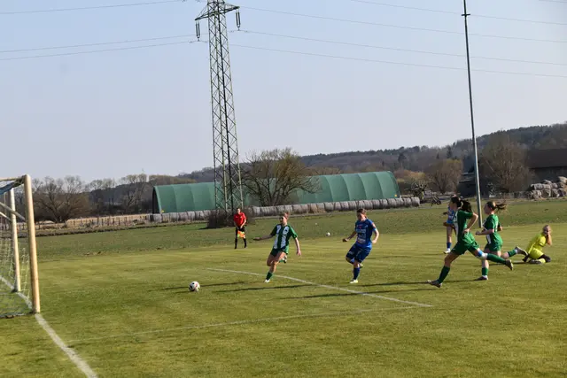 Isabella Gold schiebt den Ball zum 1:0 ins leere Tor. | Foto: MeinBezirk/Michael Strini