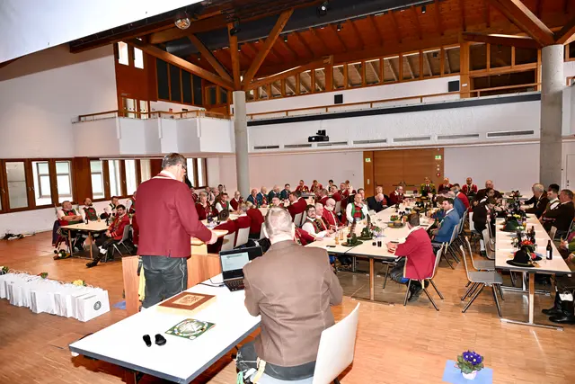 Die Bataillonsversammlung fand im Gemeindesaal Aldrans statt. | Foto: Hassl