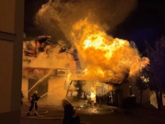 Ein nächtlicher Brandalarm sorgte für einen Großeinsatz mehrerer Feuerwehren im Ortszentrum von Strengberg. | Foto: Bfkdo Amstetten / FF Strengberg