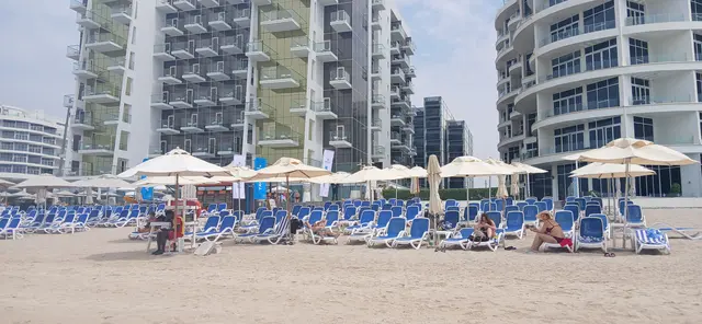 Kriegszone mit Sandstrand: Bis auf nicht einmal zehn Touristen aus Deutschland und Österreich war der Strand des rund 270 Zimmer umfassenden Hotels in Dubai bereits leer. Alle anderen Touristen waren bereits wieder in ihrer jeweiligen Heimat. | Foto: Findenig-Wieser