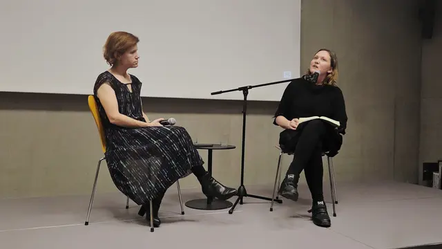 (v.l.) Autorin und Journalistin Ingrid Brodnig im Gespräch mit Prof. Dr. Maria Schreiber.