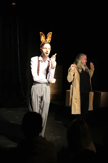 Der falsche Hase redet gerne mit dem Publikum.