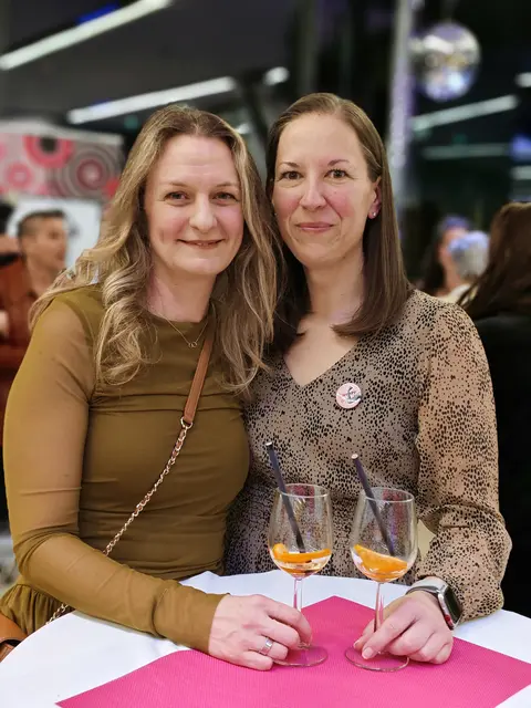 Simone und Evelyn freuten sich auf den unterhaltsamen Abend.