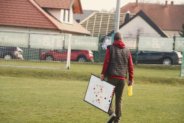 Trainer Thomas Klenner stets mit Spielplan unterwegs. | Foto: Peter Seper