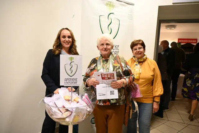 Willkommens-Geschenk von der Apotheke Loosdorf: Victoria Marchat mit Eva Reiter und Maria Bednar | Foto: Gerlinde Siebenhandl