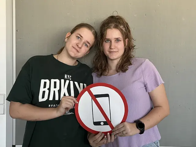 Julia und Sophie aus dem BRGOP nehmen am Experiment teil. | Foto: Gesa Buzanich