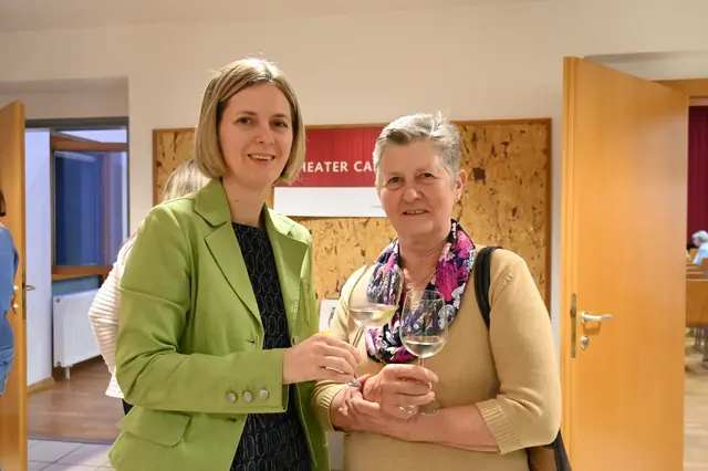 Martina und Maria Pröll genießen den Abend in Loosdorf  | Foto: Gerlinde Siebenhandl