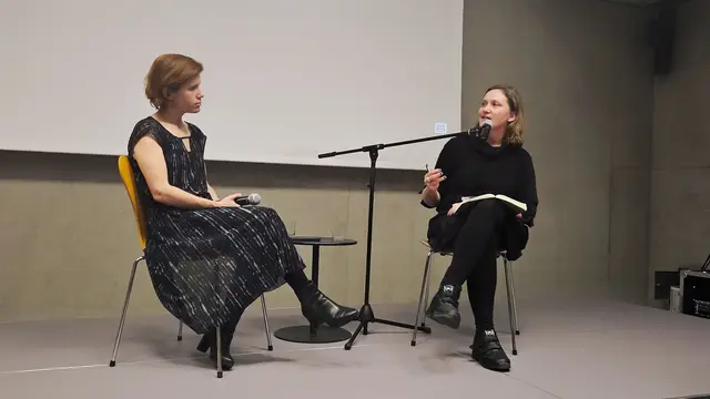 (v.l.) Autorin und Journalistin Ingrid Brodnig im Gespräch mit Prof. Dr. Maria Schreiber.