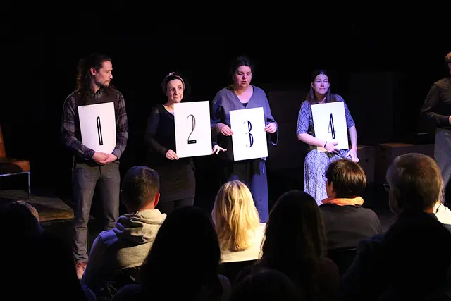 Die Verdächtigen präsentieren sich dem Publikum.