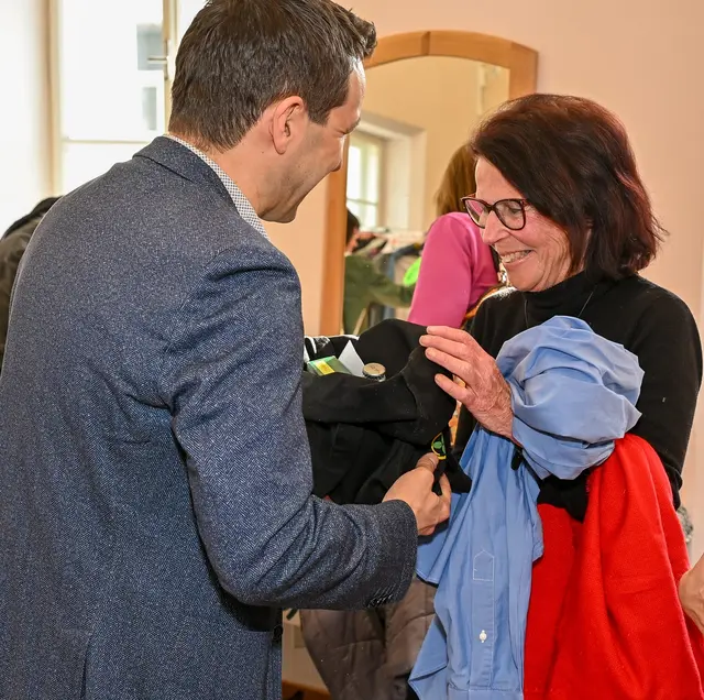 Benjamin Hainbuchner überreichte Ulrike Lettner ein Dankeschön für ihre ehrenamtliche Tätigkeit. | Foto: Rainer Weiß